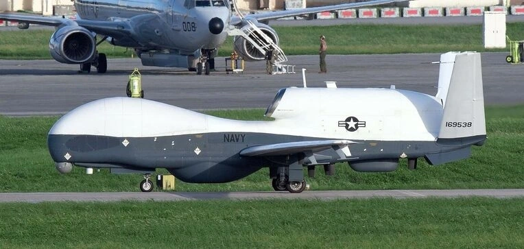 Máy bay do thám không người lái MQ4C có mặt tại căn cứ Kdena tháng 6/2024. (Ảnh: Okinawa Times)