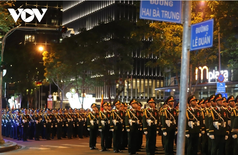 The first joint rehearsal of military and police forces takes place on Le Duan Street in HCM City ahead of the 50th Reunification Day celebration.