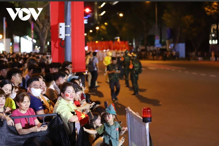 City dwellers gather to witness the parade