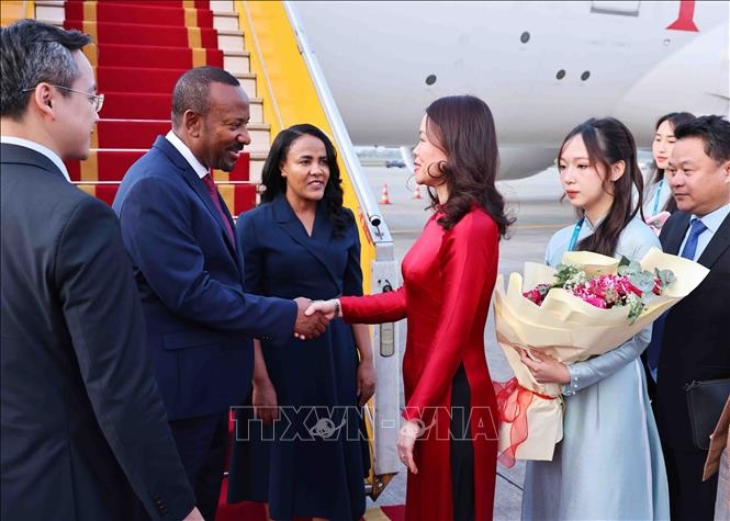 Thứ trưởng Ngoại giao Nguyễn Minh Hằng đón Thủ tướng Ethiopia Abiy Ahmed Ali và Phu nhân tại Sân bay quốc tế Nội Bài. Ảnh: TTXVN