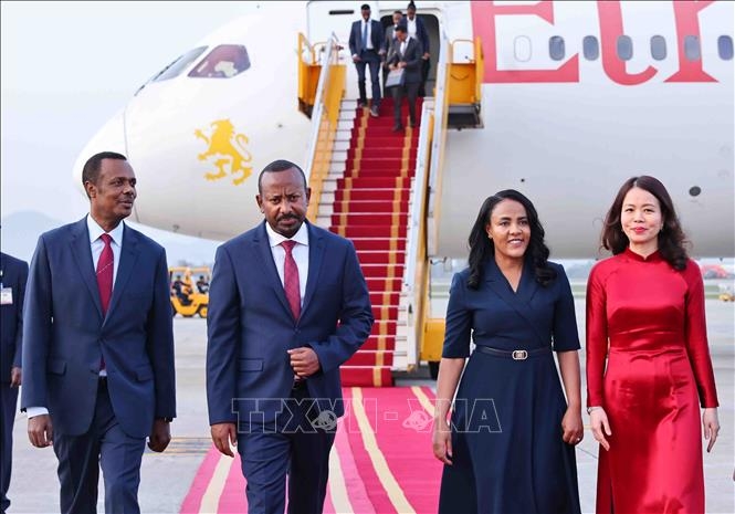 Thứ trưởng Ngoại giao Nguyễn Minh Hằng đón Thủ tướng Ethiopia Abiy Ahmed Ali và Phu nhân tại Sân bay quốc tế Nội Bài. Ảnh: TTXVN