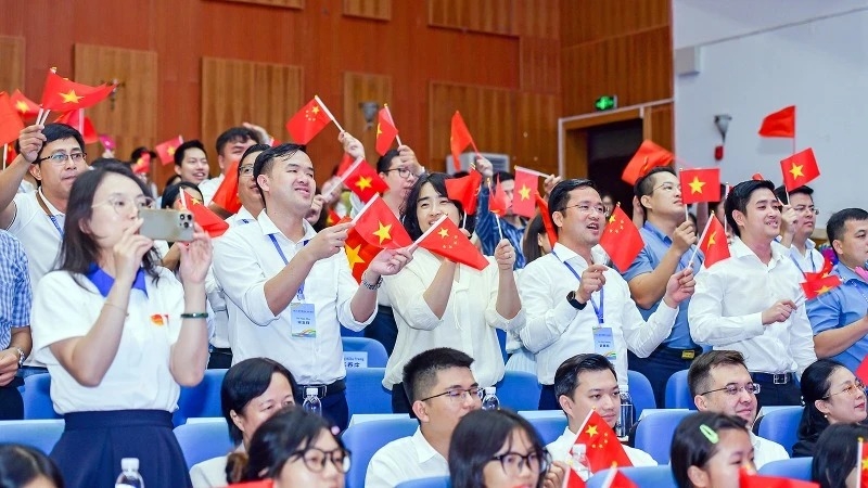 Các đại biểu 2 nước tại chương trình "Gặp gỡ hữu nghị thanh niên Việt Nam - Trung Quốc" lần thứ 23, diễn ra tại Trung Quốc năm 2024. Nguồn: Nhân Dân