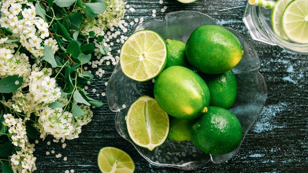 Một số thực phẩm không nên kết hợp với chanh. Ảnh: Healthline