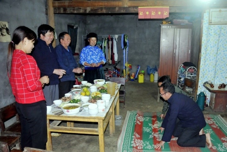 The ceremony to give a middle name to a new father. (Photo: Hai Son/Bao Ha Giang)
