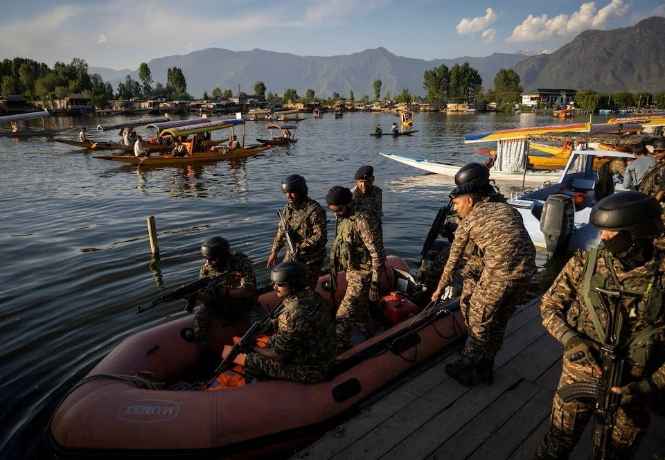 Binh sĩ Ấn Độ tuần tra trên hồ Dal thuộc vùng Jammu và Kashmir, ngày 25/4. Ảnh: Reuters