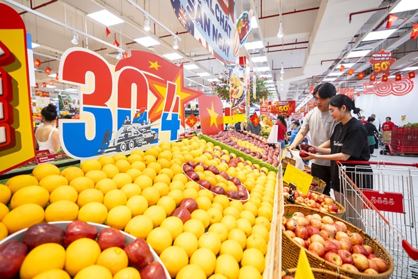 Khu vực bán trái cây của hệ thống Go! trang trí ấn tượng với phiên bản 30/4 - Ảnh: H.L