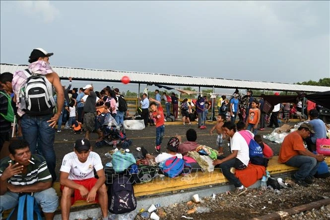 Người di cư Honduras tại khu vực Ciudad Tecun Uman ở biên giới Guatemala-Mexico, trong hành trình tới Mỹ ngày 21/10/2018. Ảnh: AFP/ TTXVN