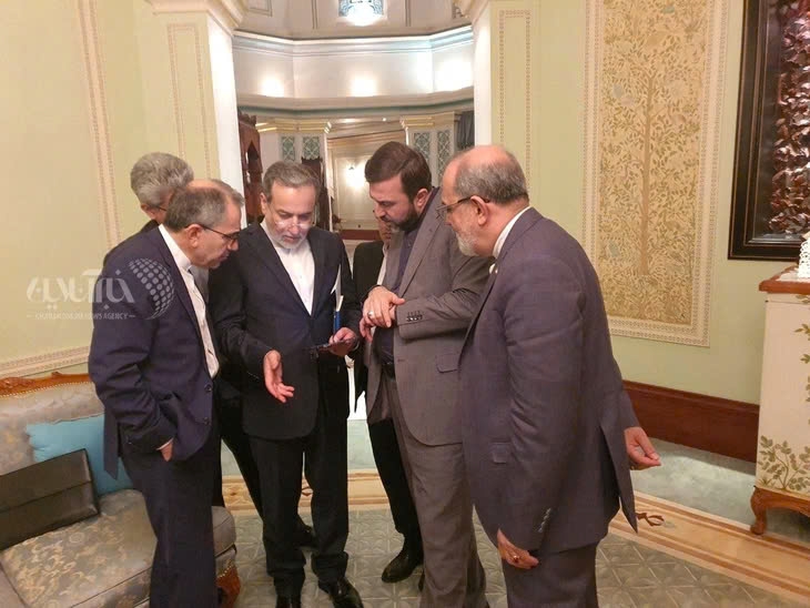Ngoại trưởng Iran Abbas Araqchi nói chuyện với các thành viên trong phái đoàn Iran sau cuộc đàm phán tại Muscat, Oman ngày 12-4 - Ảnh: Reuters/KhabarOnline