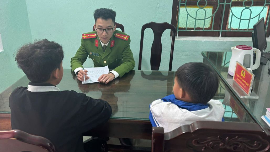 Cơ quan Công an làm việc với cháu Đỗ Đức P, sinh năm 2012 và cháu Nguyễn Nguyên Q, sinh năm 2015 đều ở thôn Bắc Sơn, xã Phú Sơn, thị Xã Nghi Sơn.