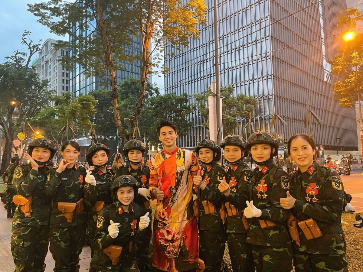 Nam vương Thế giới Việt Nam 2024 - Á vương Thế giới 2024 - Phạm Tuấn Ngọc chia sẻ: “Đứng giữa hàng ngũ văn nghệ sĩ, giữa những bước chân đồng điệu và ánh mắt cùng hướng về một mục tiêu, Ngọc thấy mình như được tiếp thêm sức mạnh từ quá khứ hào hùng của cha ông".
