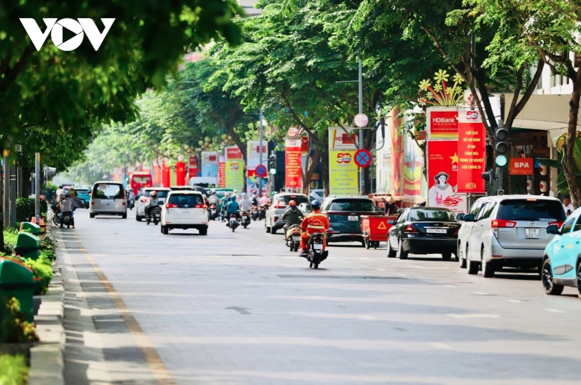 The vibrant atmosphere makes passers-by feel joyful and excited, stirring up a sense of national pride and patriotism as they look forward to the nation’s major holiday.