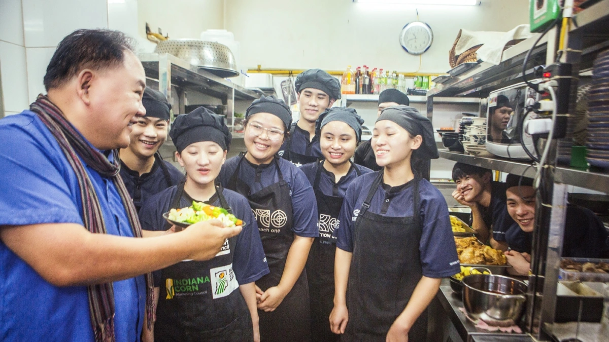 Ông Jimmy Phạm tự nấu ăn cho các học viên.