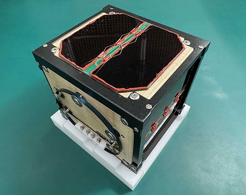 Vệ tinh nhân tạo bằng gỗ đầu tiên trên thế giới LignoSat do nhóm các nhà khoa học của Đại học Koyto chế tạo vừa được phóng lên quỹ đạo. Ảnh: Đại học Kyoto