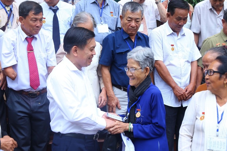 Bộ Nội vụ đề nghị các địa phương chăm lo tốt hơn nữa đời sống vật chất, tinh thần cho người có công với cách mạng, thân nhân liệt sĩ (Ảnh: Ảnh: VGP/T.C)