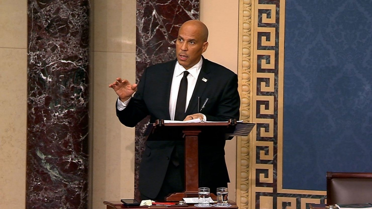 Nghị sĩ Booker phát biểu liên tục qua 2 ngày. Ảnh: CNN.