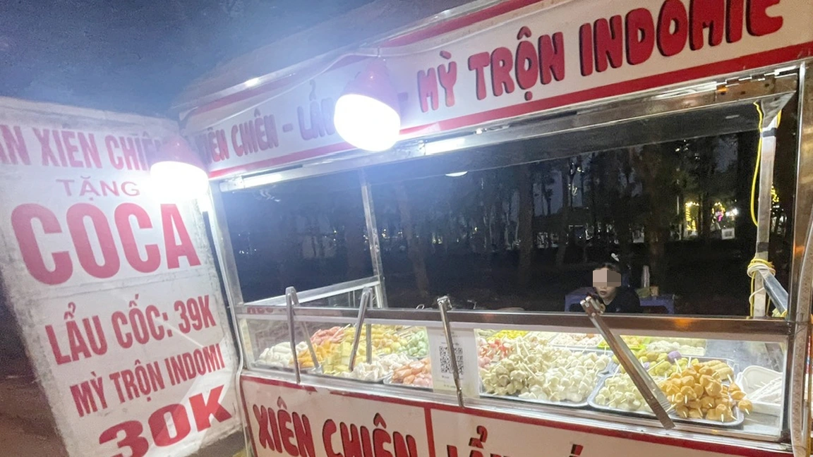 Môi trường bày bán vỉa hè dễ bị lây nhiễm chéo từ bụi, từ côn trùng, ruồi muỗi cũng là những tác nhân gia tăng nguy cơ mất ATVSTP.