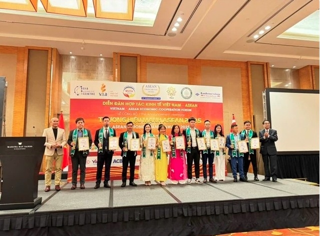 Pham Thi Bich Hanh, (in pink dress) receives the ASEAN Strong Brands Award with other winners. (Photos courtesy of Quan An Ngon Restaurant)