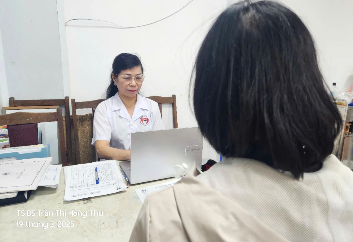 Bác sĩ Hồng Thu tư vấn cho người mắc rối loạn giấc ngủ tại Bệnh viện Tâm thần ban ngày Mai Hương
