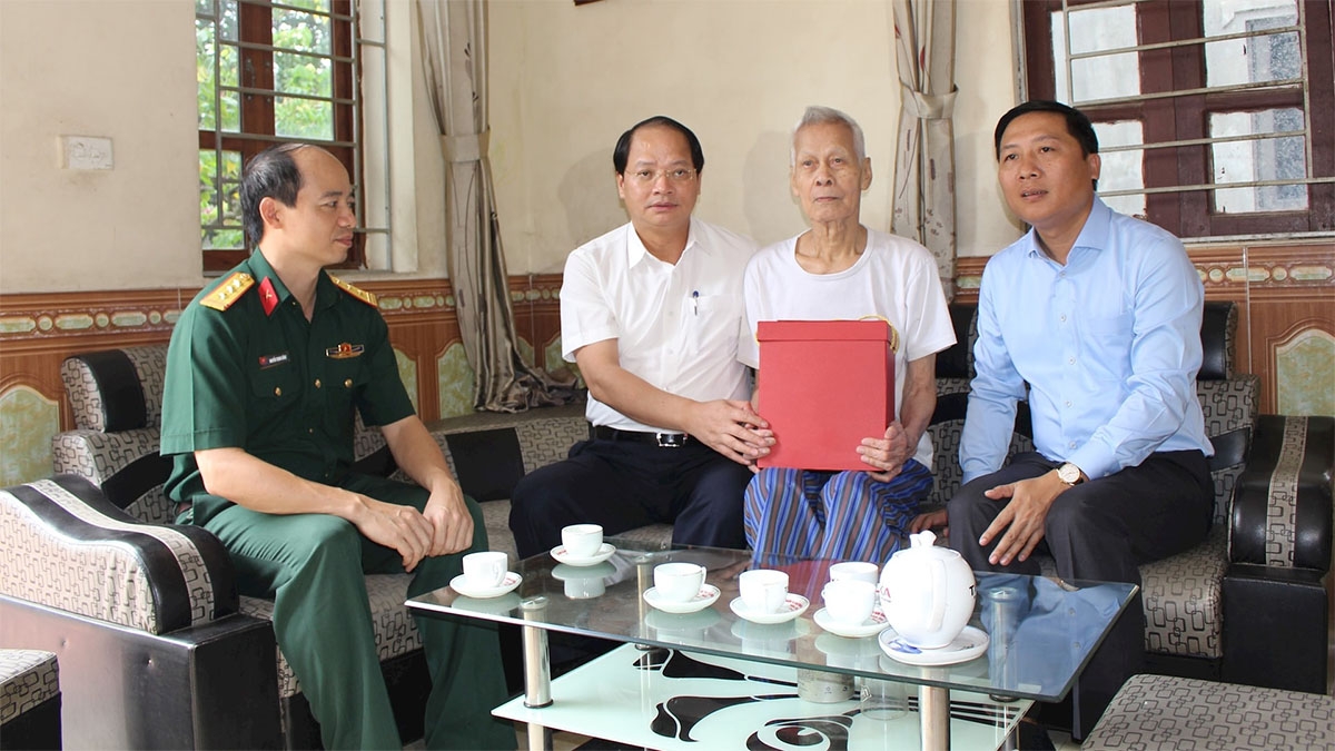 Đại diện thành phố Hà Nội tri ân người có công (Ảnh minh họa)
