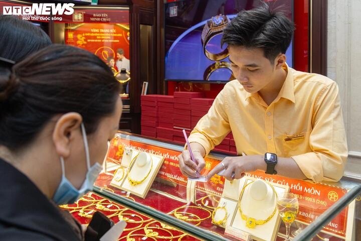 Giá vàng giảm sâu, người đầu tư nên mua hay bán? (Ảnh minh họa)
