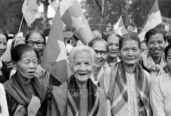 Niềm vui hiện rõ trên gương mặt người dân Sài Gòn trong ngày giải phóng 30/4/1975. Ánh TTXVN.