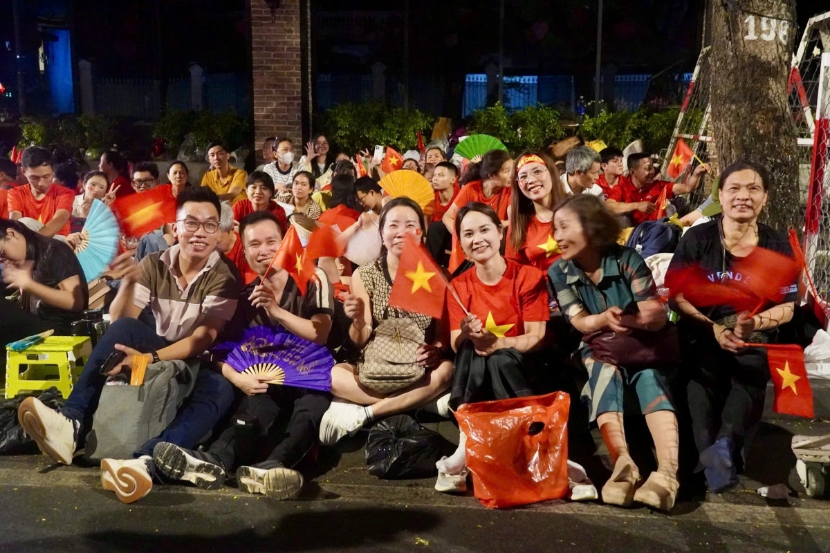 Đến 2h sáng 30/4, nhiều người vẫn tỏ ra sung sức, hào hứng vui đùa thâu đêm, quyết không rời vị trí đẹp đã chiếm giữ từ trưa và chiều hôm trước.