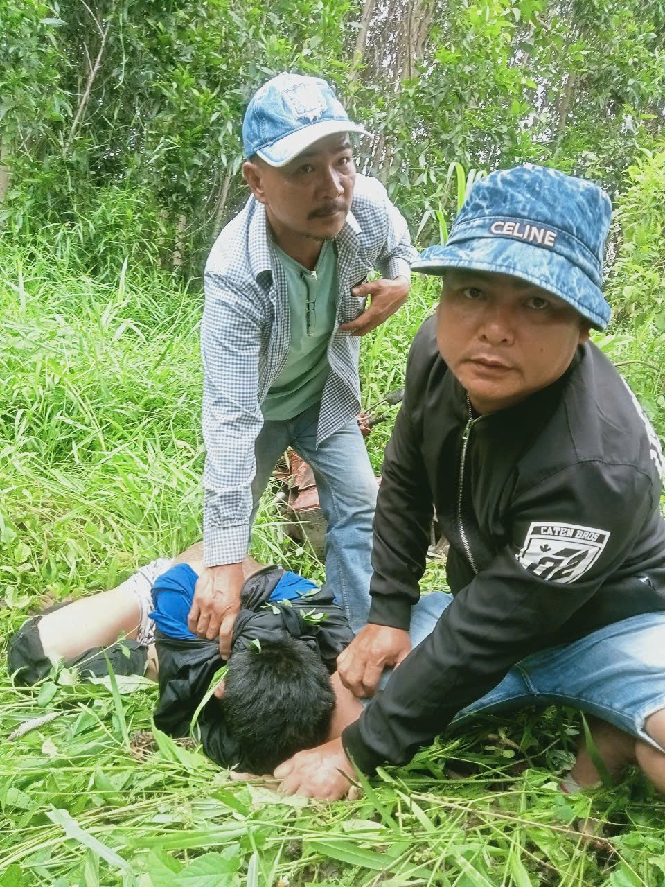 Người dân bắt cướp. Ảnh: CABT