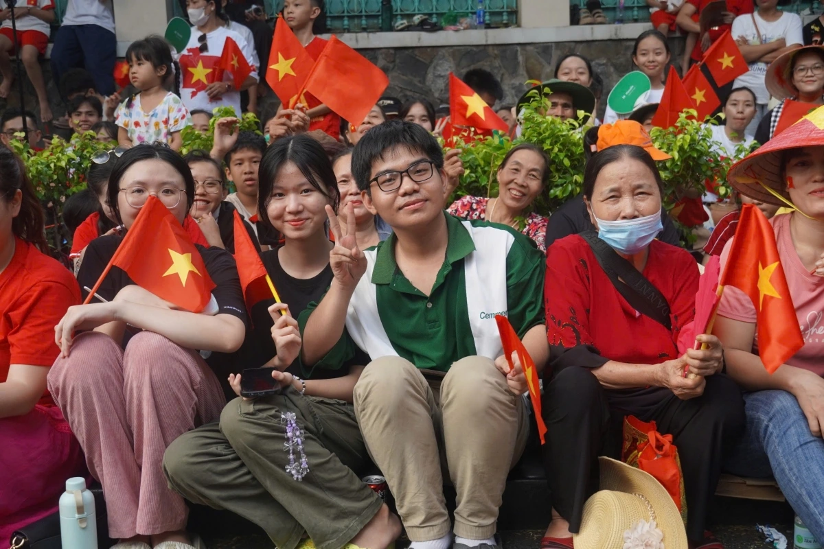 Người già, người trẻ đều chung một niềm hân hoan. 