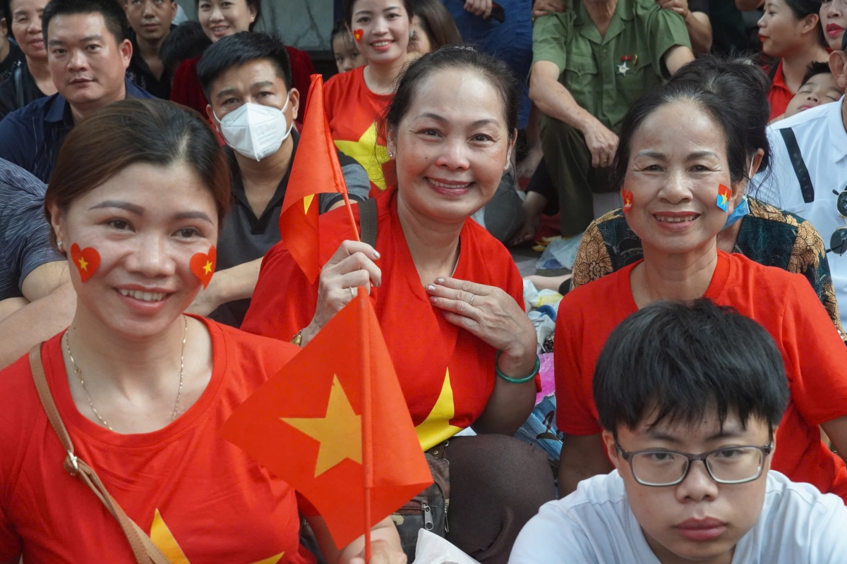 Ai cũng có tâm trạng tự hào, háo hức chờ đón đoàn diễu binh, diễu hành đi qua.
