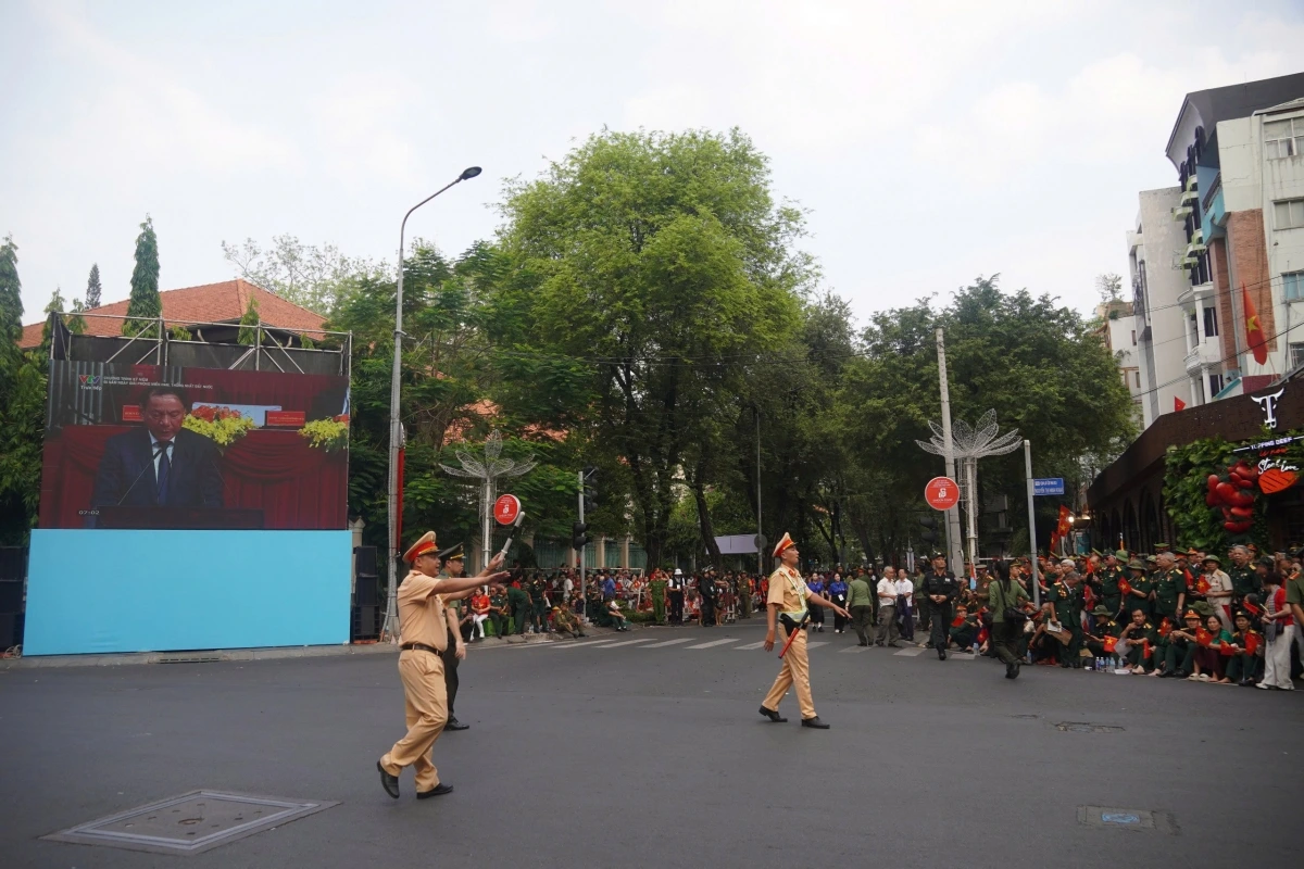 Người dân có thể theo dõi diễu binh, diễu hành qua màn hình LED trên đường phố.