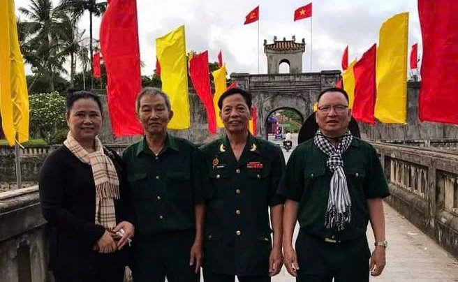 Ông Nguyễn Khắc Nhu (ngoài cùng bên phải) trong chuyến về nguồn cùng đồng đội (ảnh NVCC)