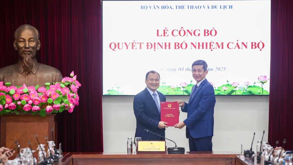 Ông Nguyễn Danh Hoàng Việt (phải) giữ chức Cục trưởng Cục Thể dục thể thao Việt Nam (Ảnh: Bộ VHTTDL)