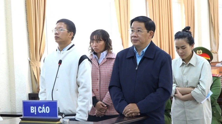 Các bị cáo nghe tòa tuyên án phạt (ảnh Đức Huy)