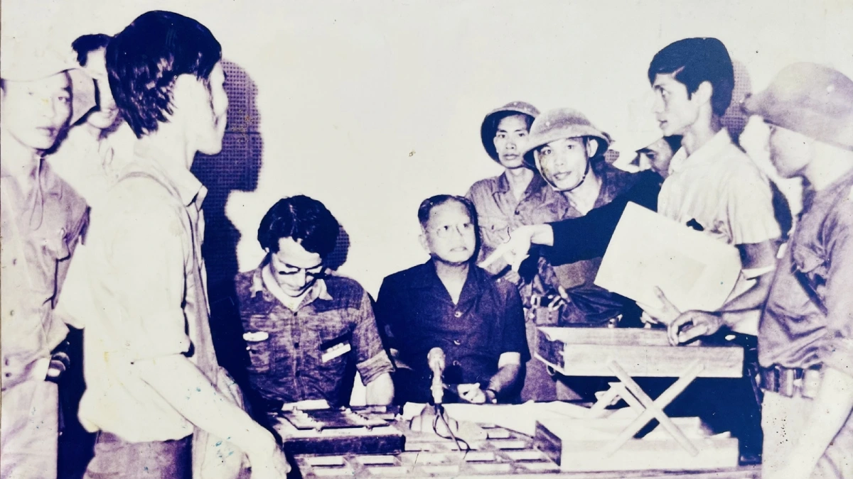 Trong bức ảnh do phóng viên Phạm Kỳ chụp tại Đài Phát thanh Sài Gòn trưa ngày 30/4/1975, ông Nguyễn Hữu Thái mặc áo sơ mi trắng, tay ôm tập tài liệu