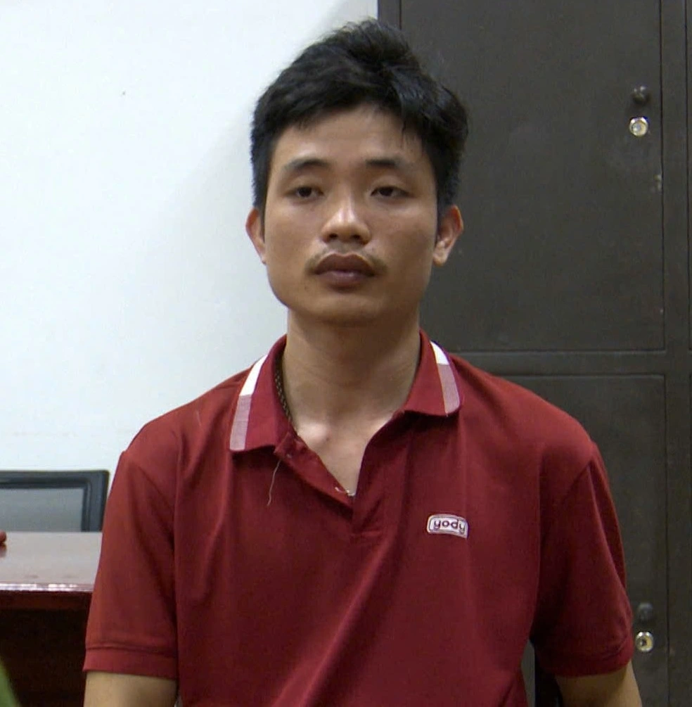 Nguyễn Xuân Thiên Ân (32 tuổi), trú tại quận Sơn Trà, thành phố Đà Nẵng bị bắt về hành vi cướp giật tài sản