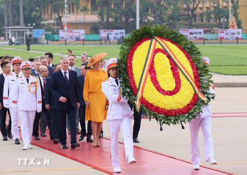 Sáng 1/4, Nhà Vua Philippe và Hoàng hậu Mathilde cùng đoàn đại biểu cấp cao Bỉ đã đến đặt vòng hoa tưởng niệm các Anh hùng liệt sĩ tại Ðài tưởng niệm các Anh hùng liệt sĩ và đến đặt vòng hoa, vào Lăng viếng Chủ tịch Hồ Chí Minh. (Ảnh: TTXVN)