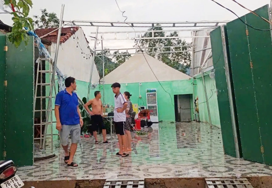 Nhà dân bị tốc mái hoàn toàn