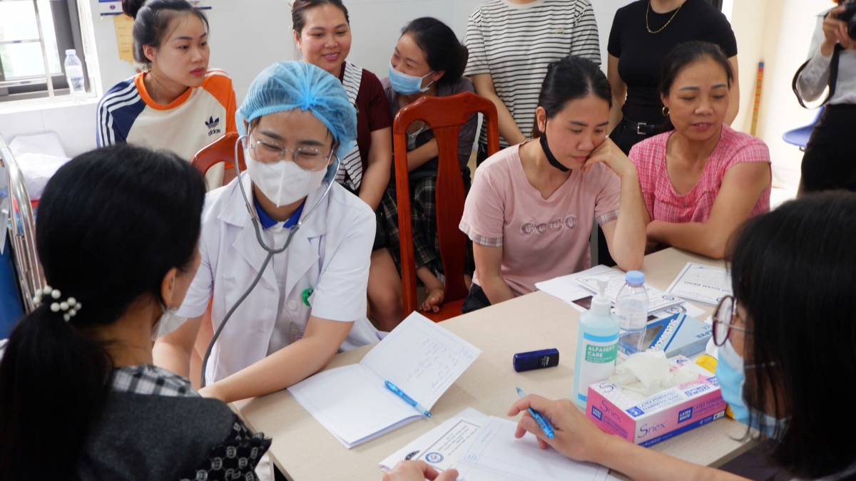 Cán bộ, Y, bác sỹ Bệnh viện Phụ sản Trung ương khám, chữa bệnh cho người dân xã Ngọc Mỹ - Quốc Oai - Hà Nội.