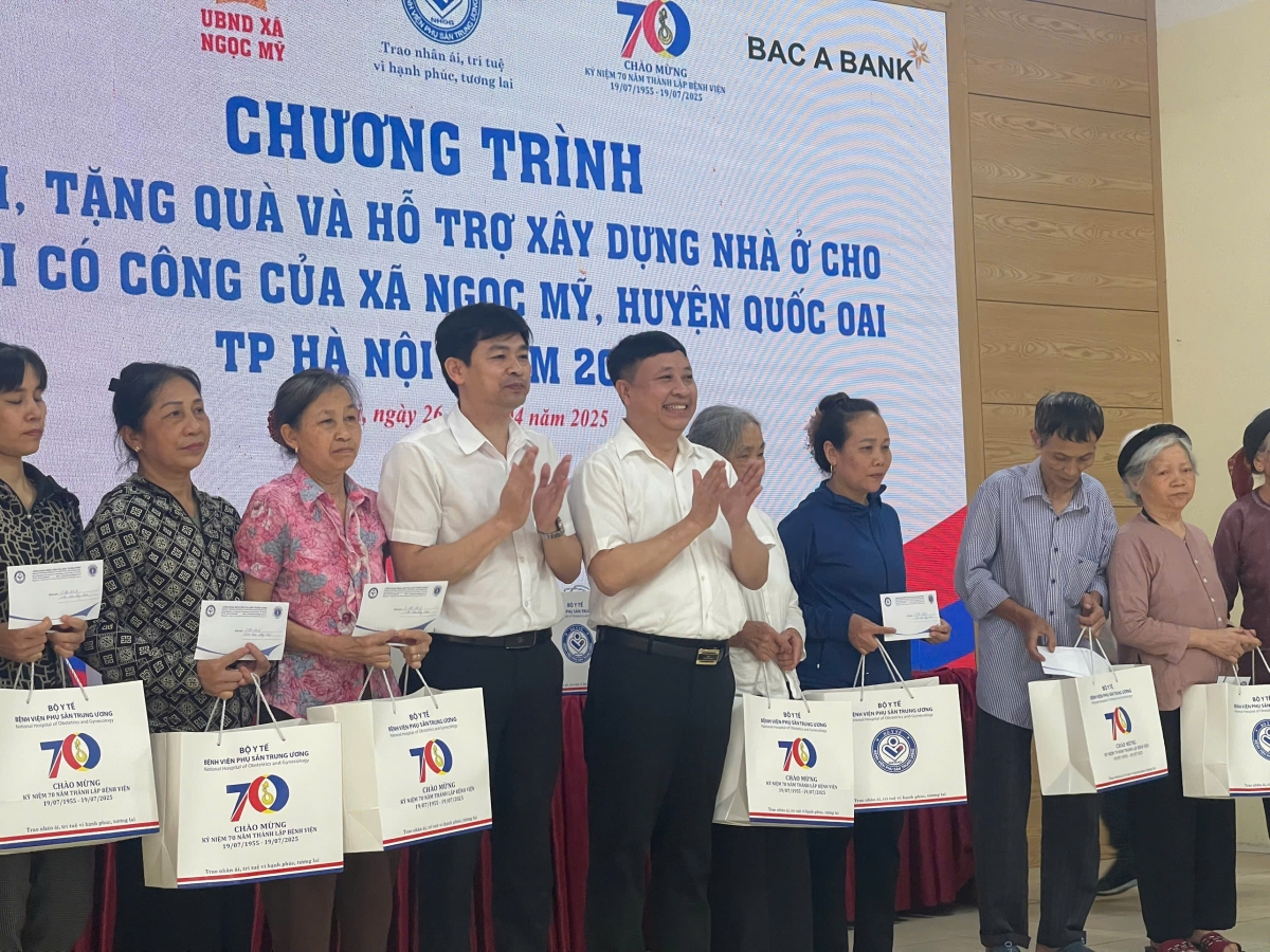 Lãnh đạo Bệnh viện Phụ sản Trung ương tặng quà cho người dân xã Ngọc Mỹ, huyện Quốc Oai, thành phố Hà Nội.