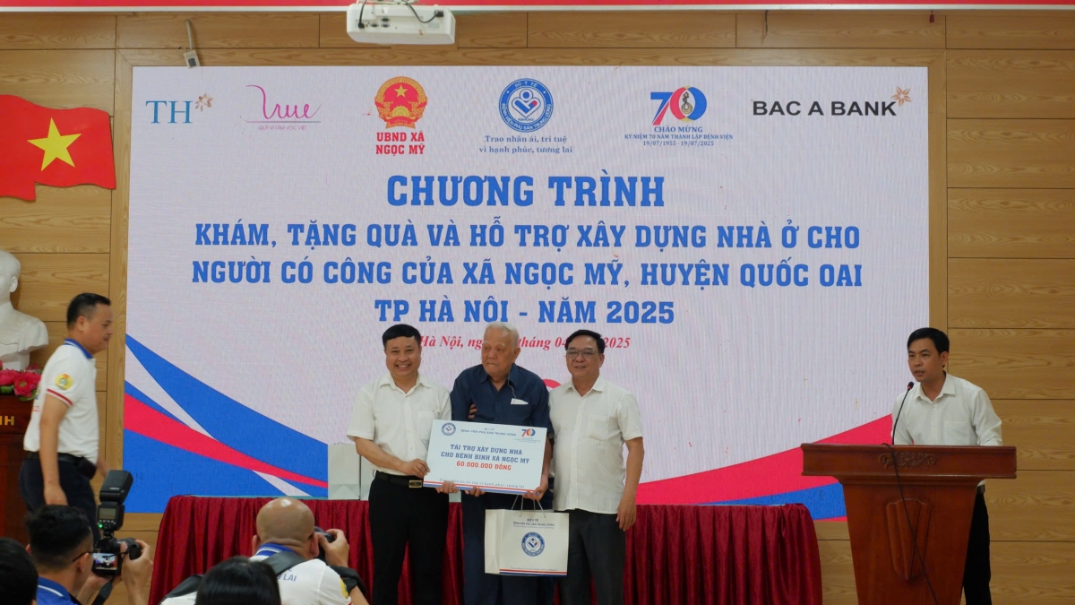 Bệnh viện trao một xuất quà cho việc xóa nhà tạm, dột nát cho bệnh binh Đỗ Lai Để (Bác Để năm nay đã gần 82 tuổi đời) với số tiền là 60 triệu đồng