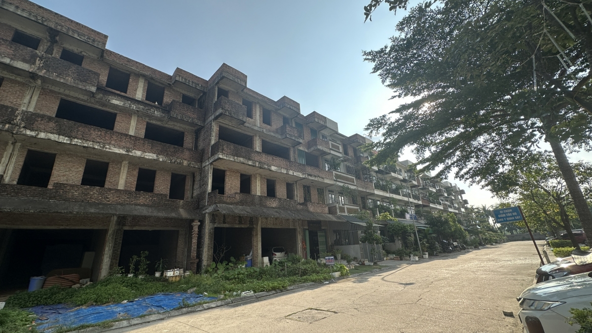 Hình ảnh năm 2022 do những vướng mắc về pháp lý 2 dãy tòa nhà gần như bỏ hoang. Người dân tranh thủ trồng rau trước cửa.