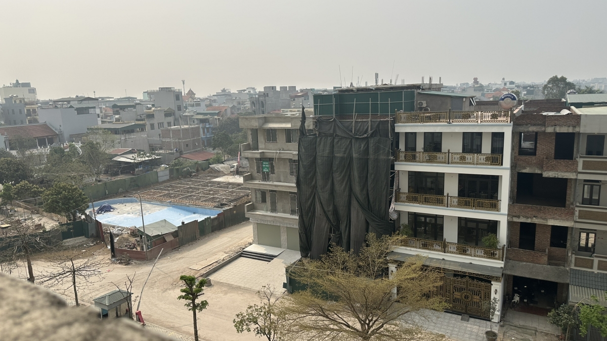Tại căn 40, UBND quận Hoàng Mai đã ban hành quyết định xử phạt hành chính do hành vi xây dựng sai phép nhưng để xử lý triệt để, xác định rõ sai phạm cần phải có hồ sơ quy hoạch, giấy phép xây dựng của Sở Xây dựng. UBND quận Hoàng Mai cũng đã có văn bản gửi Sở Xây dựng để xin trích lục giấy phép, hồ sơ bản vẽ thiết kế liên quan tới dự án nhà ở này. Khi có trích lục, phường mới có cơ sở biết các căn hộ này sai phép nội dung nào, từ đó có hướng xử lý cụ thể. 