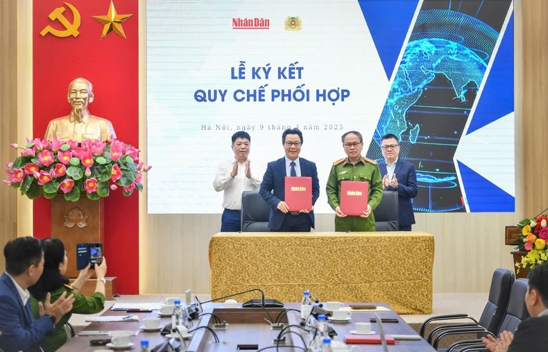 Nhà báo Vũ Mai Hoàng, Trưởng Ban Công nghệ, Báo Nhân Dân và Đại tá Ngô Như Cường, Phó Cục trưởng Cục Cảnh sát Quản lý hành chính về trật tự xã hội (C06), Bộ Công an ký kết hợp tác dưới sự chứng kiến của Tổng Biên tập Báo Nhân Dân Lê Quốc Minh, Phó Tổng Biên tập Báo Nhân Dân Quế Đình Nguyên