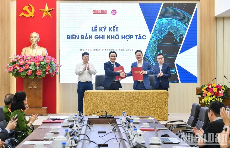 Nhà báo Vũ Mai Hoàng, Trưởng Ban Công nghệ, Báo Nhân Dân và ông Nguyễn Bá Diệp, Phó Chủ tịch cấp cao, Đồng sáng lập MoMo ký kết hợp tác dưới sự chứng kiến của Tổng Biên tập Báo Nhân Dân Lê Quốc Minh, Phó Tổng Biên tập Báo Nhân Dân Quế Đình Nguyên