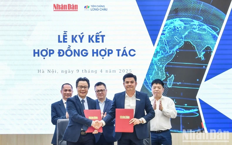 Nhà báo Vũ Mai Hoàng, Trưởng Ban Công nghệ, Báo Nhân Dân và ông Ngô Quốc Bảo, Giám đốc Cấp cao Truyền thông và Trải nghiệm khách hàng FPT Retail ký kết hợp tác dưới sự chứng kiến của Tổng Biên tập Báo Nhân Dân Lê Quốc Minh, Phó Tổng Biên tập Báo Nhân Dân Quế Đình Nguyên và ông Hoàng Trung Kiên, Tổng Giám đốc FPT Retail