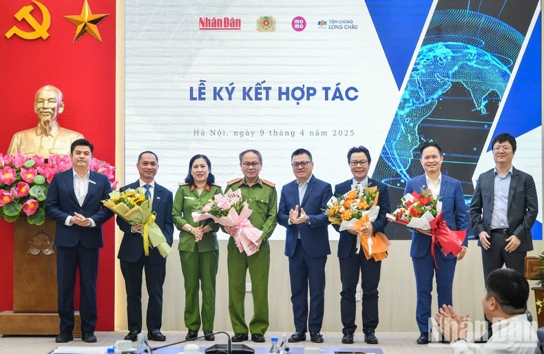 Tổng Biên tập Báo Nhân Dân Lê Quốc Minh tặng hoa cho các đại biểu