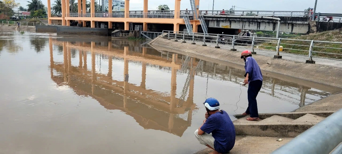 Nhân viên thủy lợi thường xuyên kiểm tra độ mặn bên trong và bên ngoài các cống đập để vận hành tích trữ nước ngọt