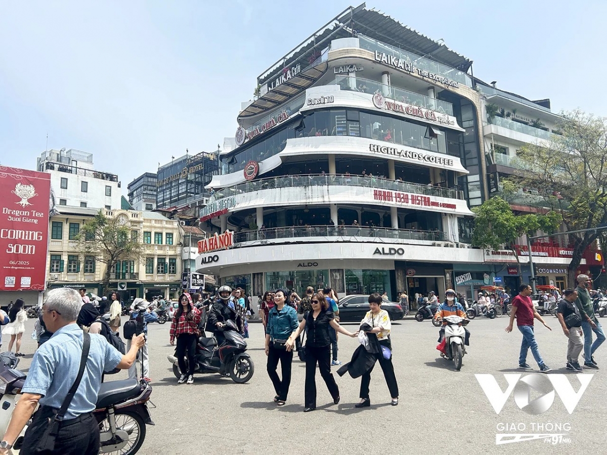Nhiều người dân đứng dàn hàng ngang ở giữa đường để chụp ảnh tiềm ẩn nguy cơ gây mất ATGT rất cao
