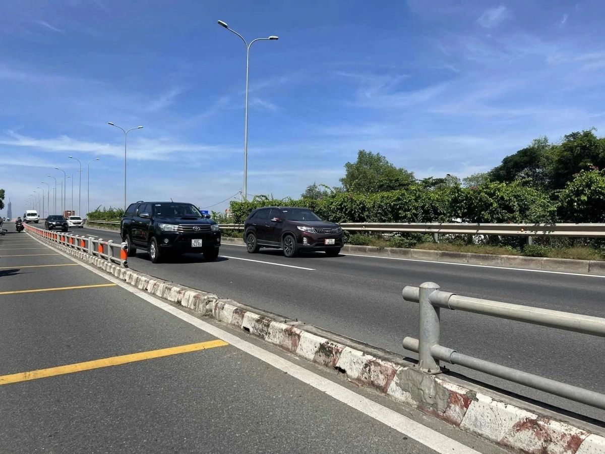 Các trụ thép trên cao tốc TP.HCM - Long Thành - Dầu Giây bị kẻ gian lấy mất. Ảnh: Đoàn Xá/Báo Đại Đoàn Kết