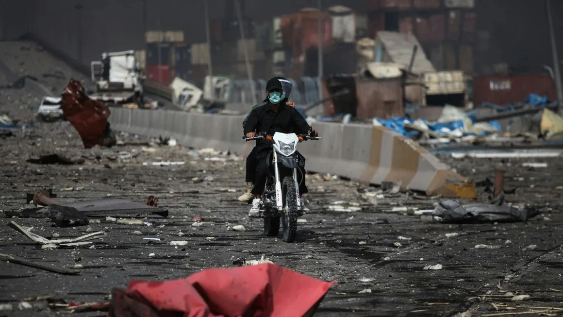 Một con đường ở Hormozgan tan hoang sau vụ nổ ở cảng Shahid Rajaee ngày 26/4. Ảnh: Getty
